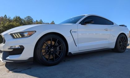 White Ford Mustang GT350